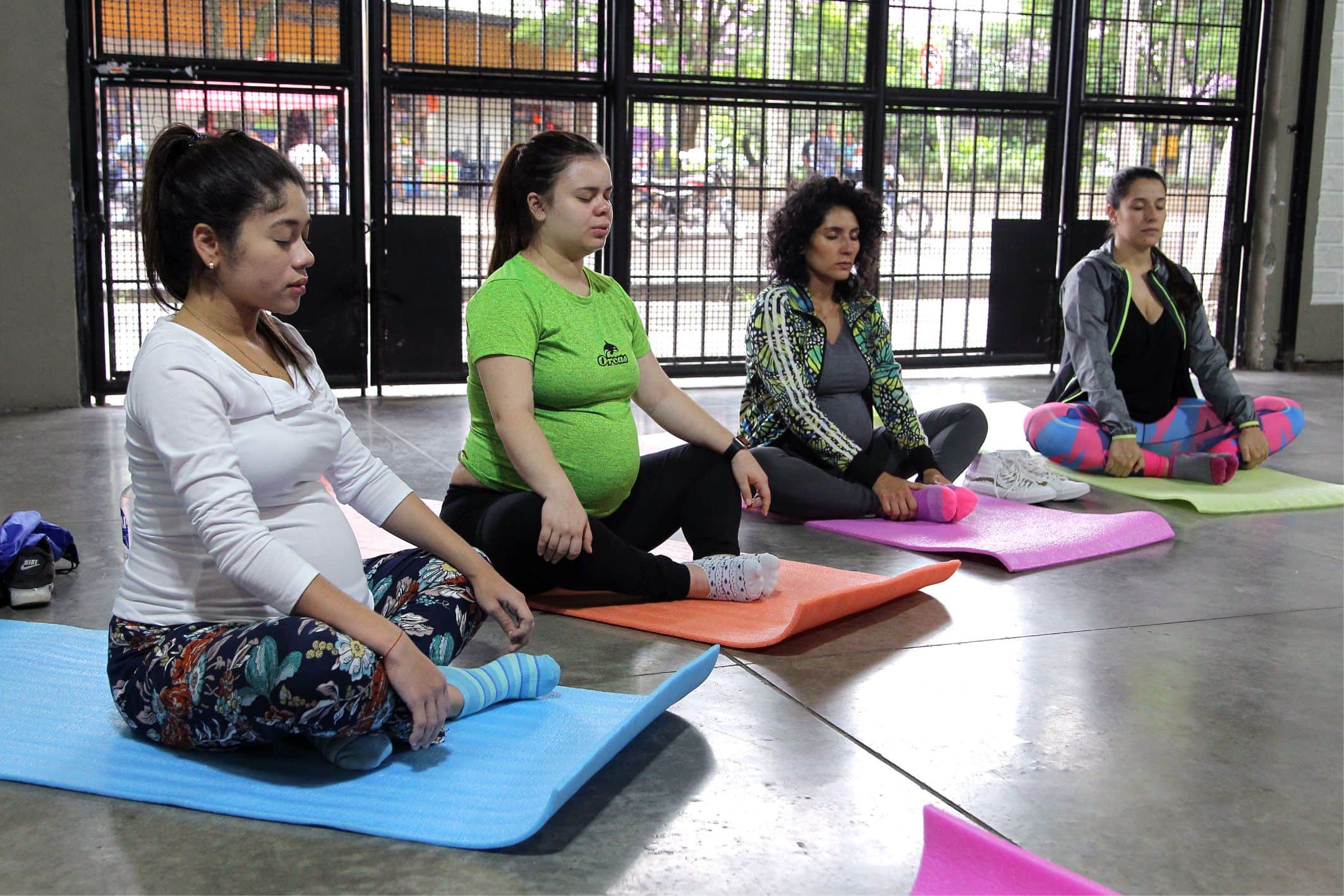 Mujeres en estado de embarazo haciendo gimnasia prenatal