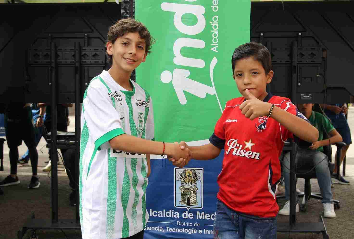 Niños hinchas de Nacional y Medellín dándose la mano