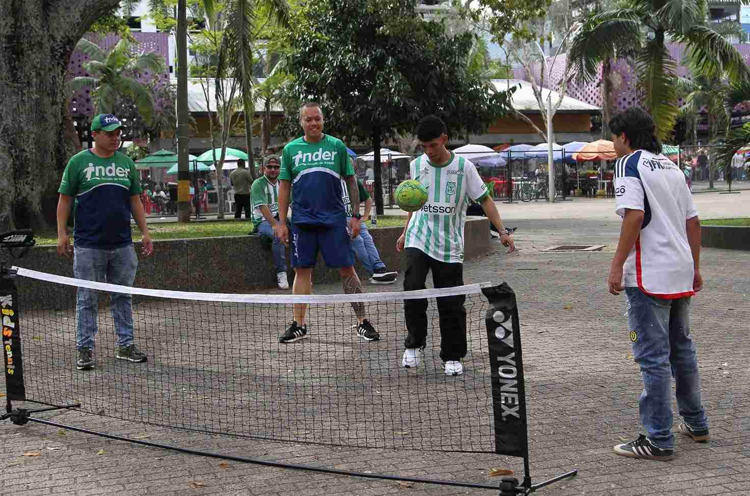 Hinchas de Nacional y Medellín jugando 