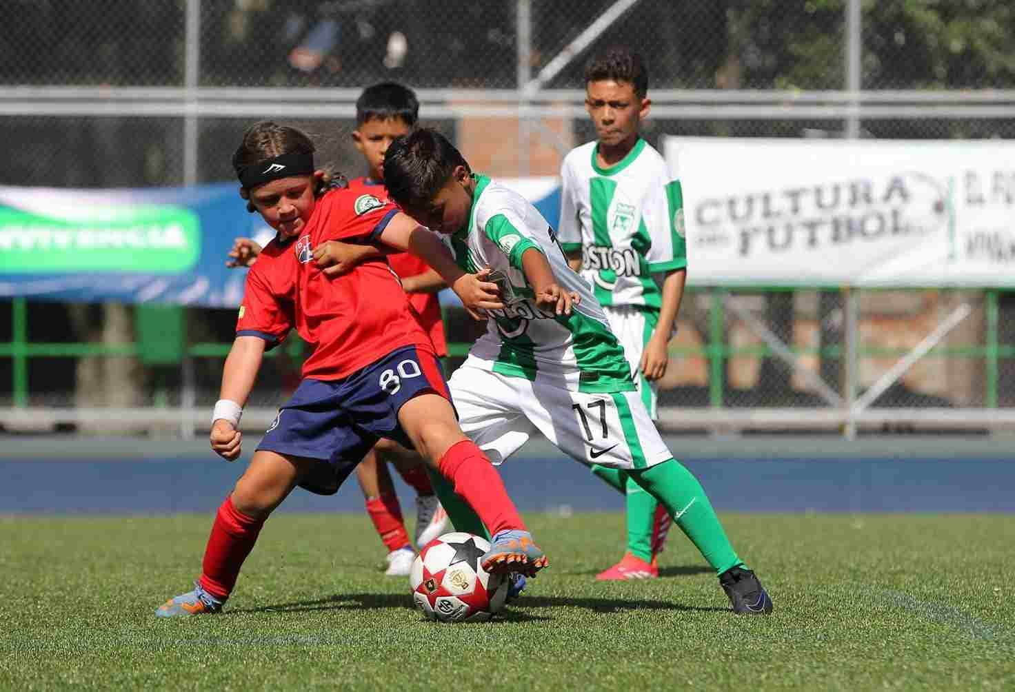 Niños hinchas de Nacional y Medellín jugando fútbol