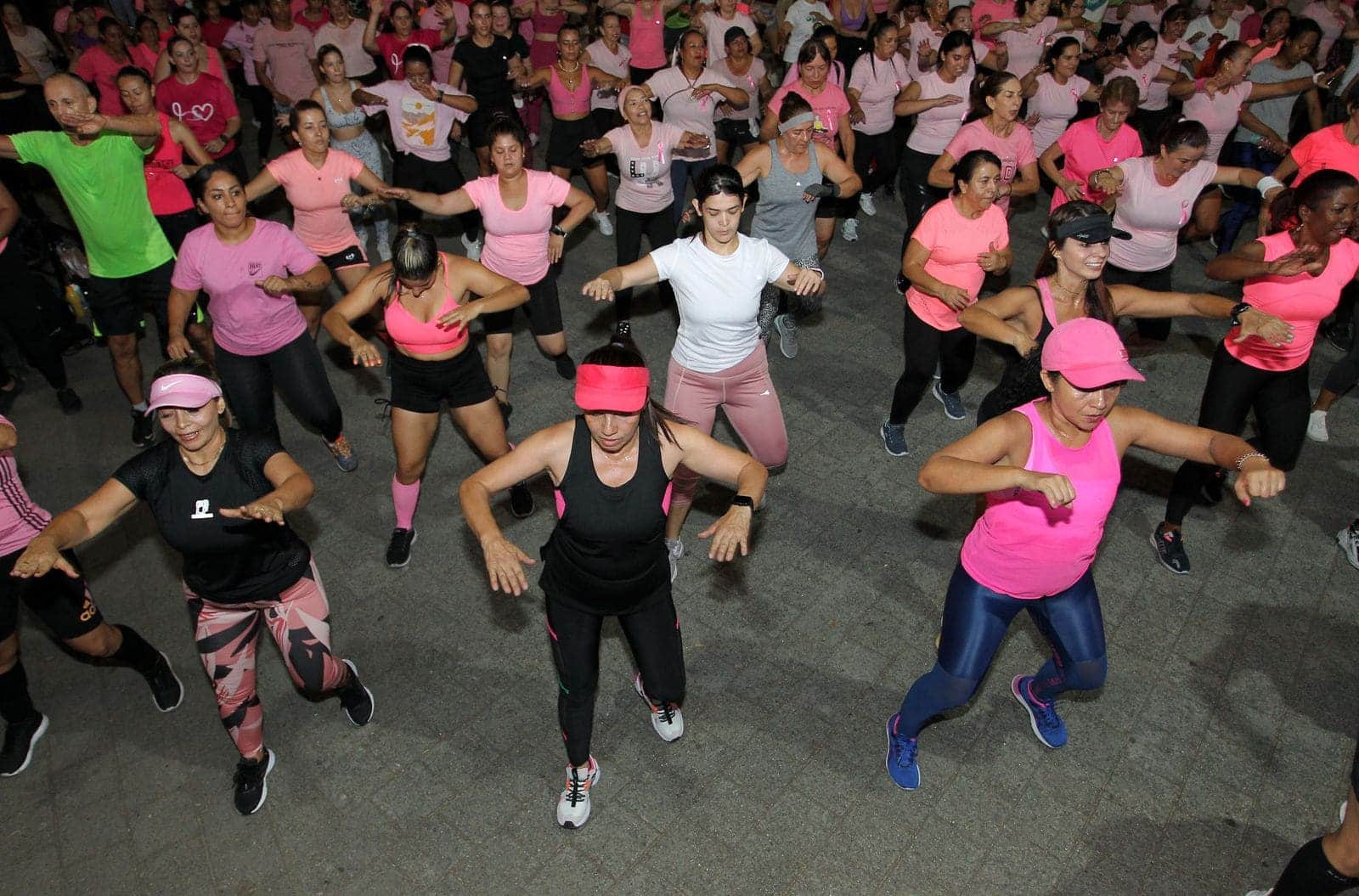 Mujeres en clase de puntos activos