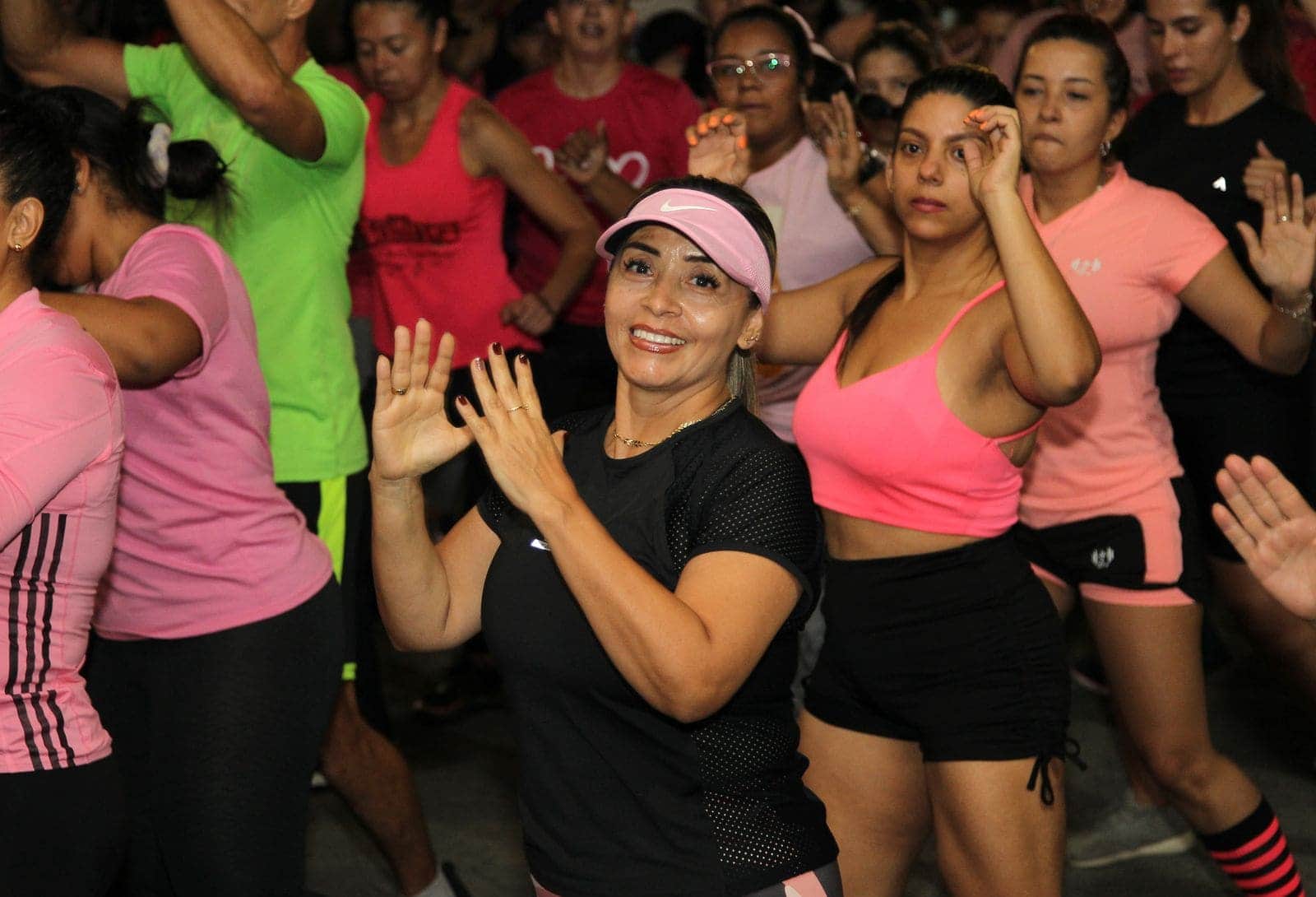 Mujeres en clase de puntos activos