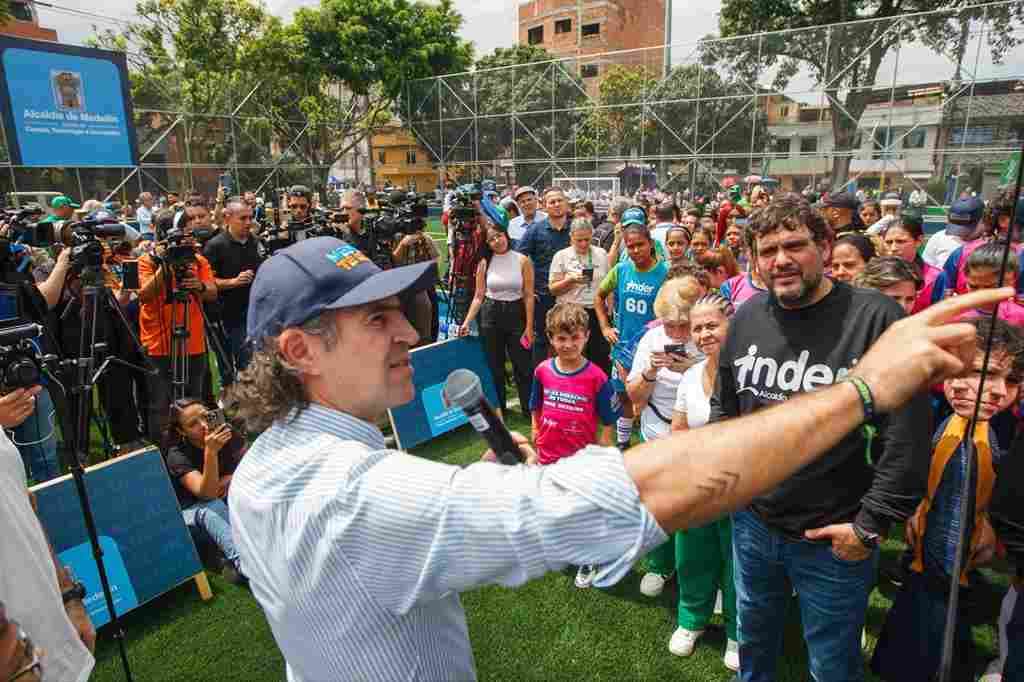 Alalde de Medellín con Director del Inder y ciudadanía el en la cancha de Cristo Rey