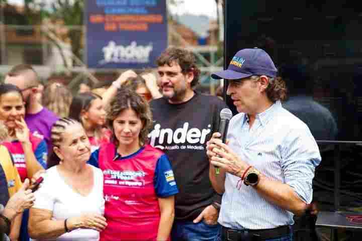 Alalde de Medellín con Director del Inder y ciudadanía el en la cancha de Cristo Rey