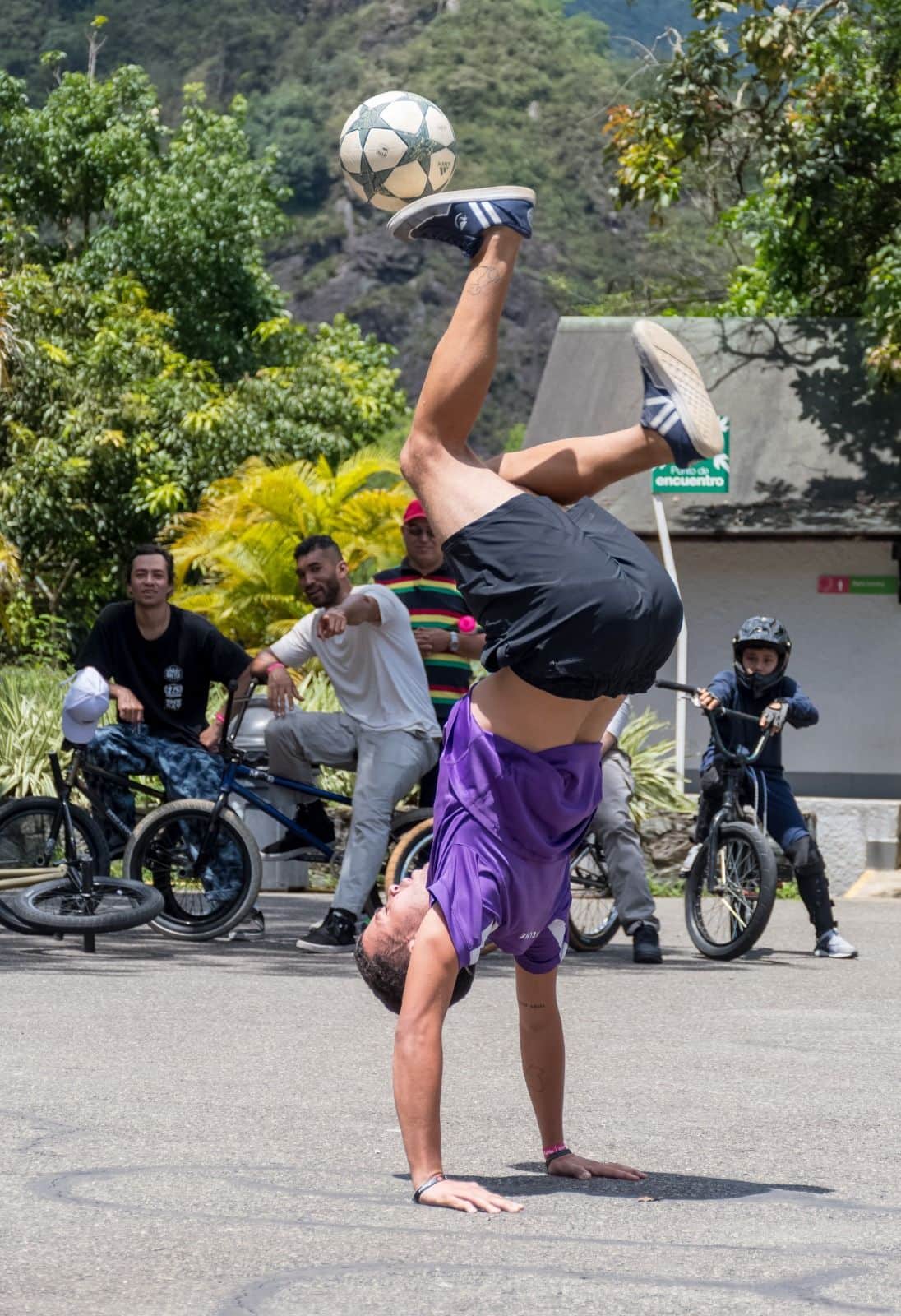 Fotografía de hombre practicando freestyle fútbol