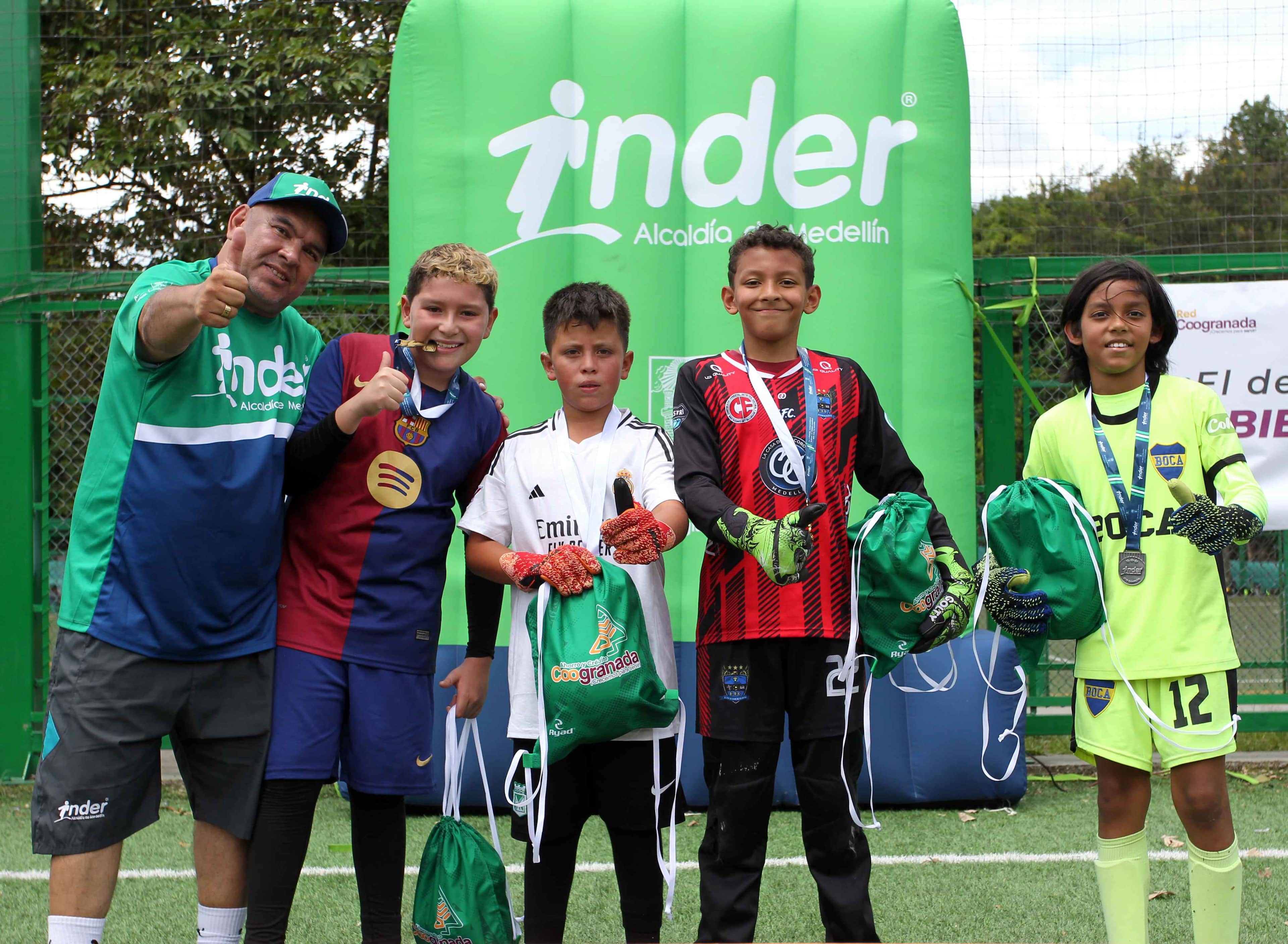 Fotografía de deportistas con medalla en el Festival de Guardametas
