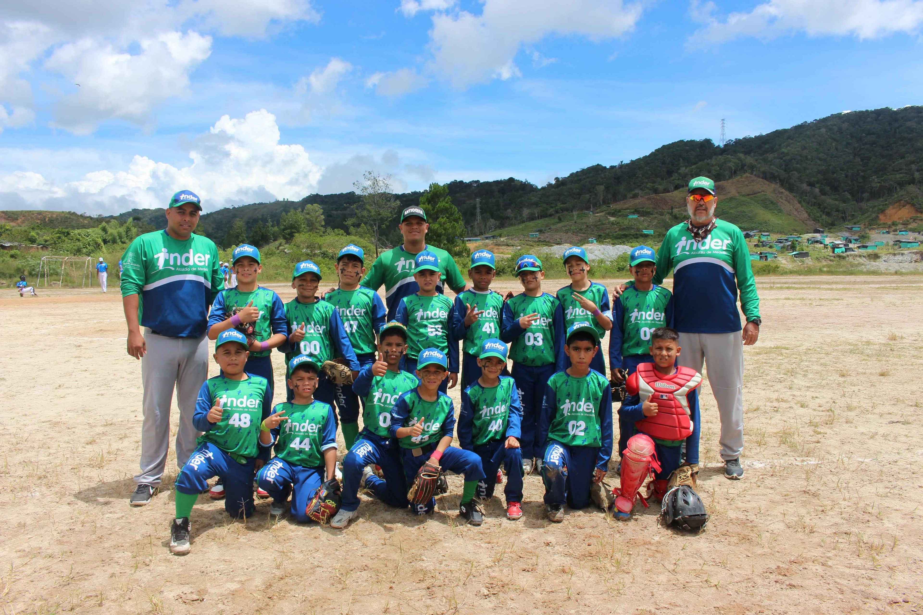 Fotografía del equipo de beisbol en la Final Departamental de los Juegos Escolares