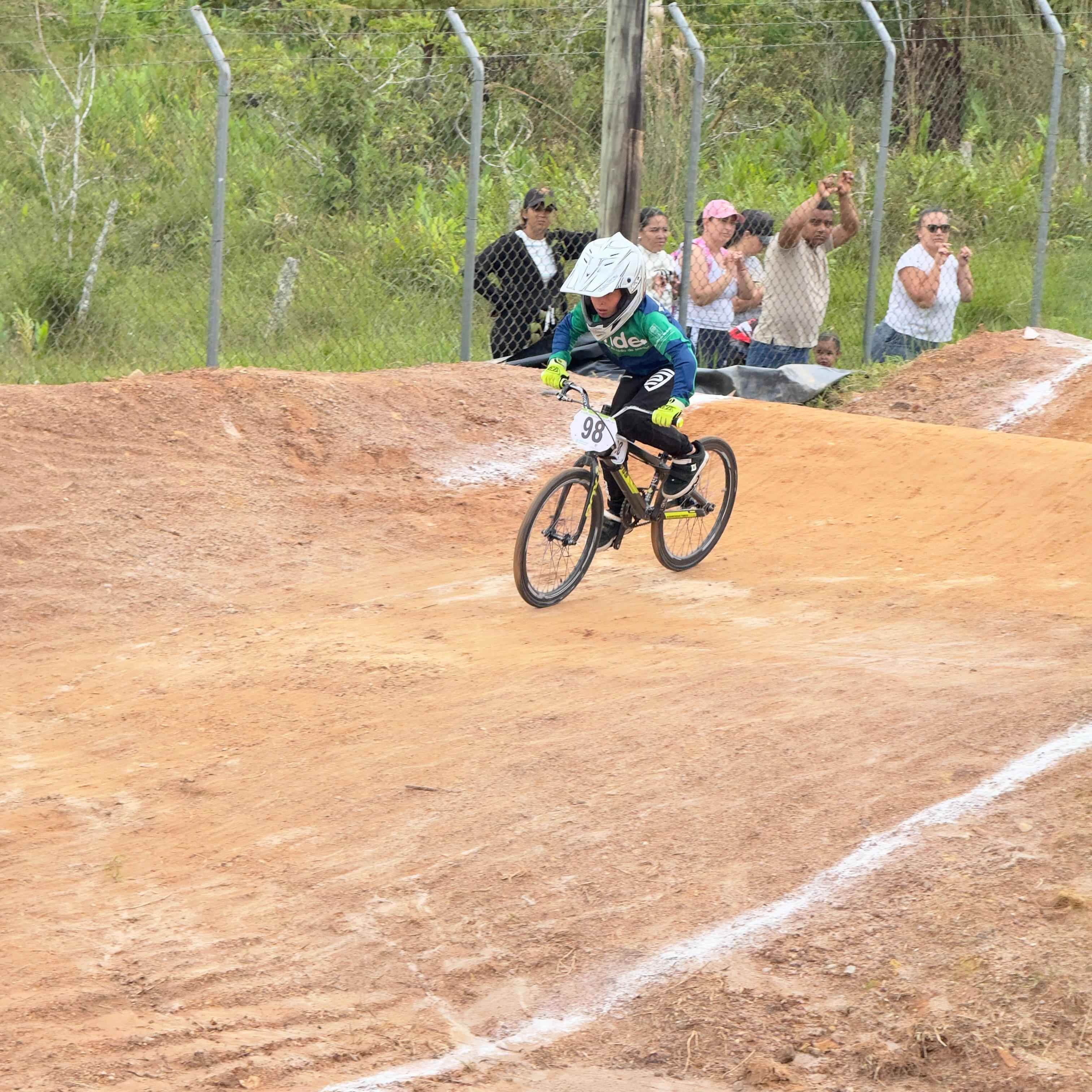 Fotografía de deportista de BMX en la Final Departamental de los Juegos Escolares