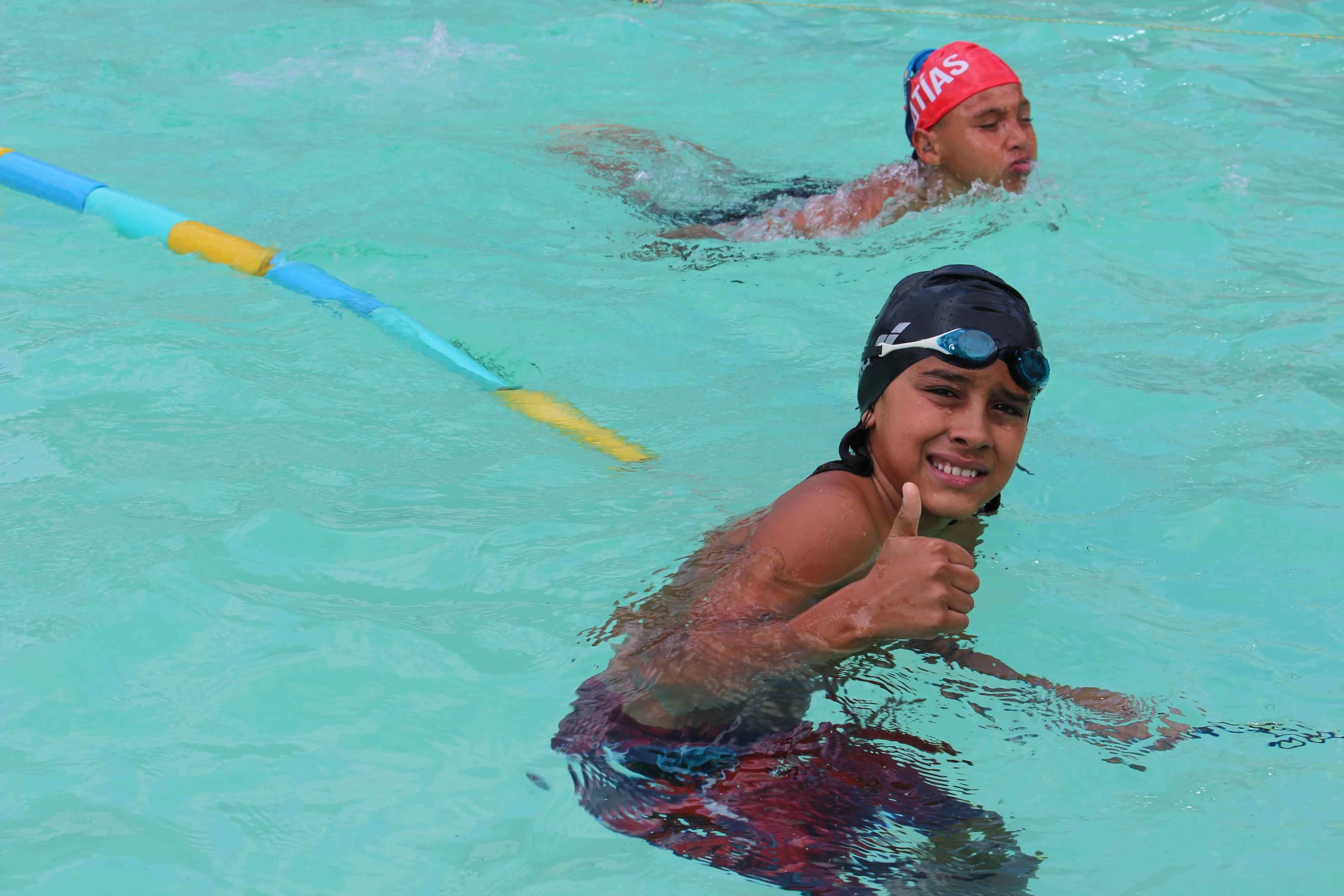 Fotografía de deportista de natación en la Final Departamental de los Juegos Escolares