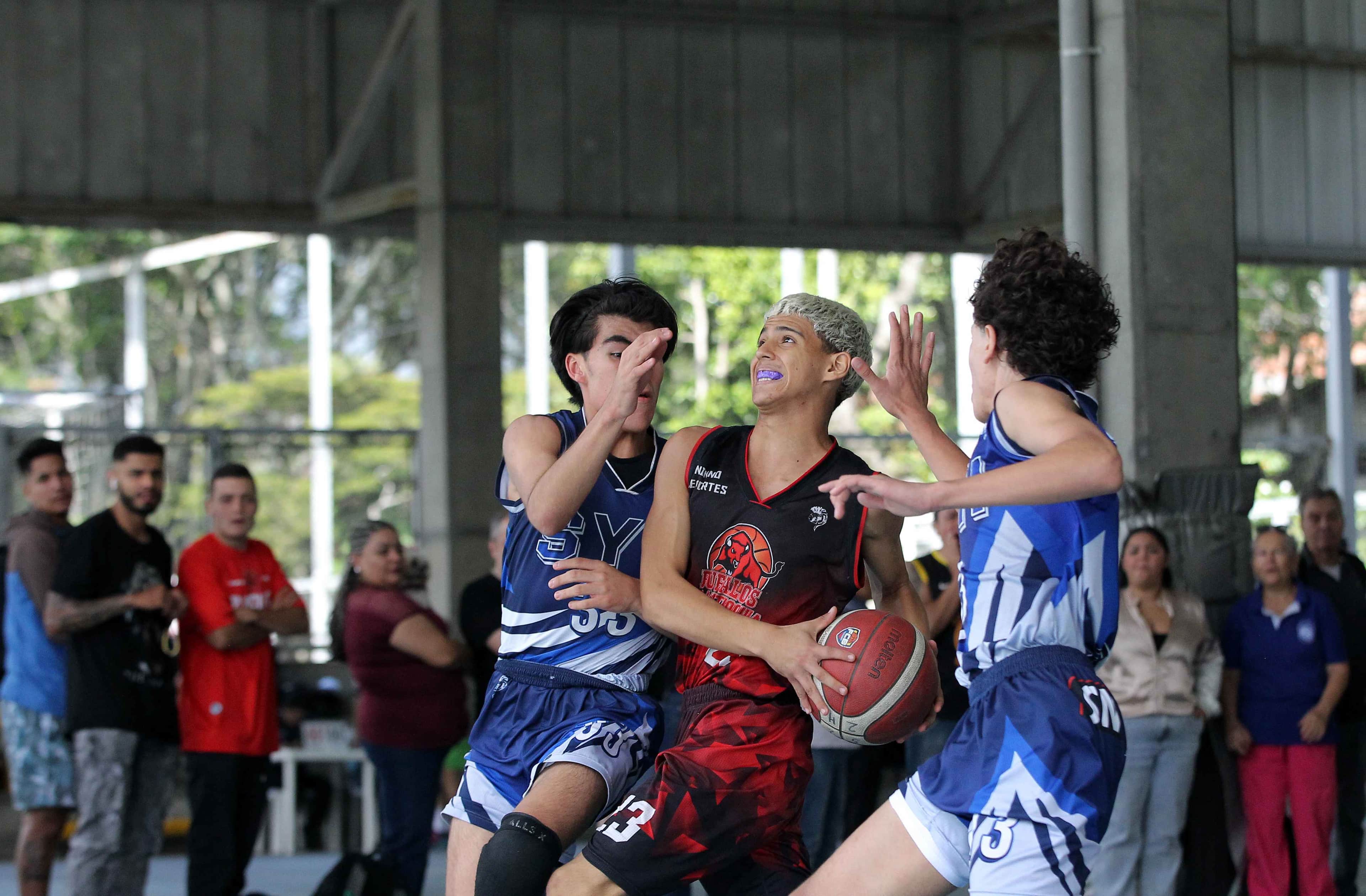 Deportistas de baloncesto jugando