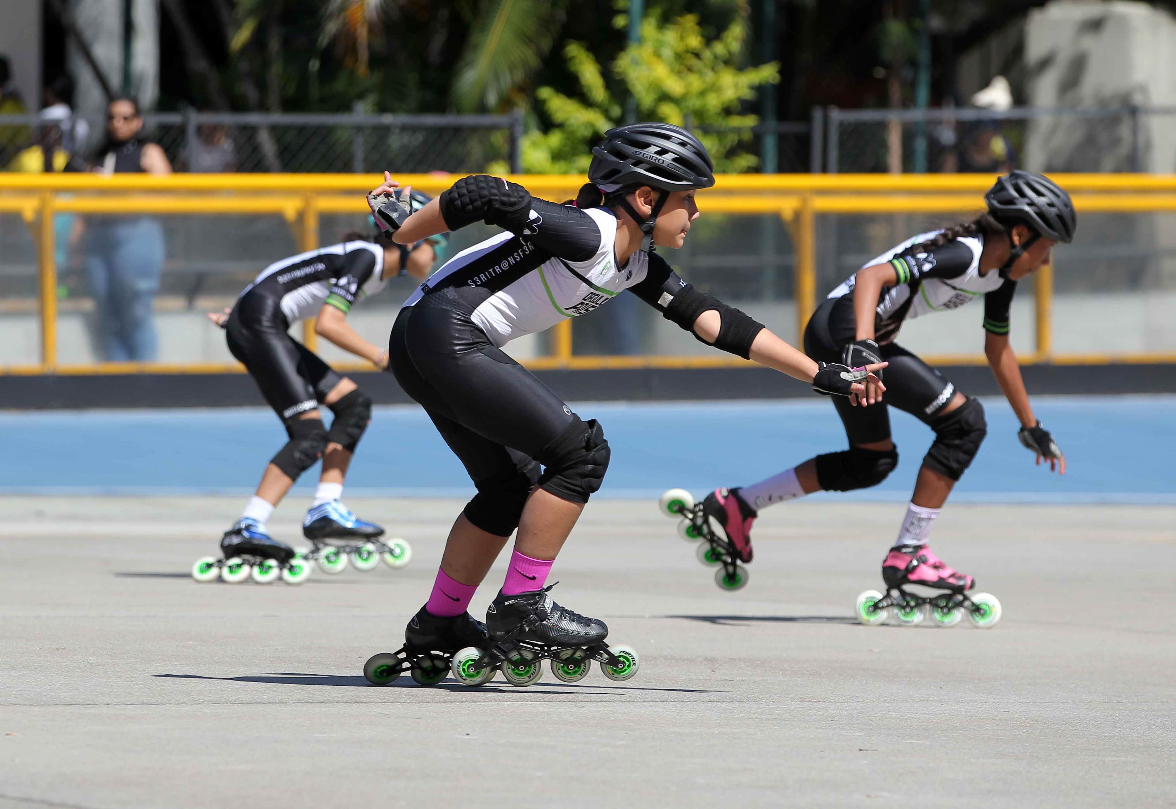 Deportistas patinando