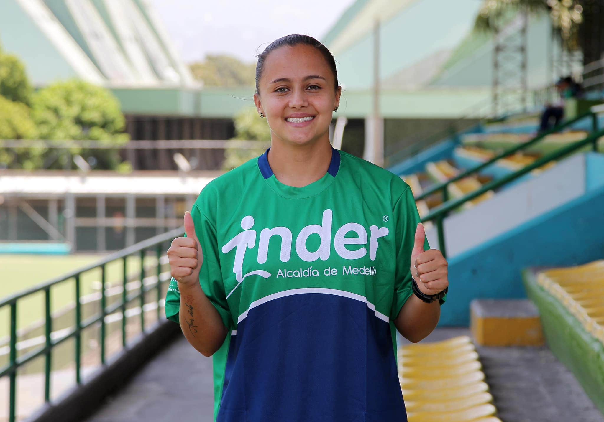 Deportista del Inder sonriendo 