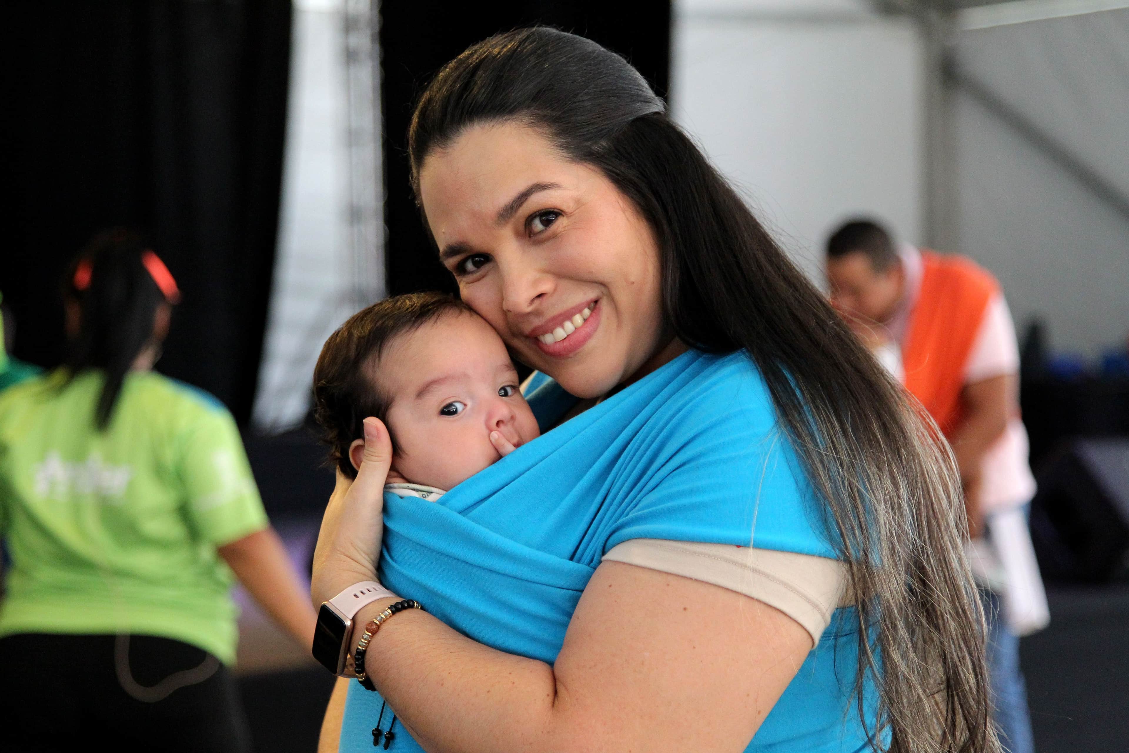 Madre y su bebé cargado en el fular