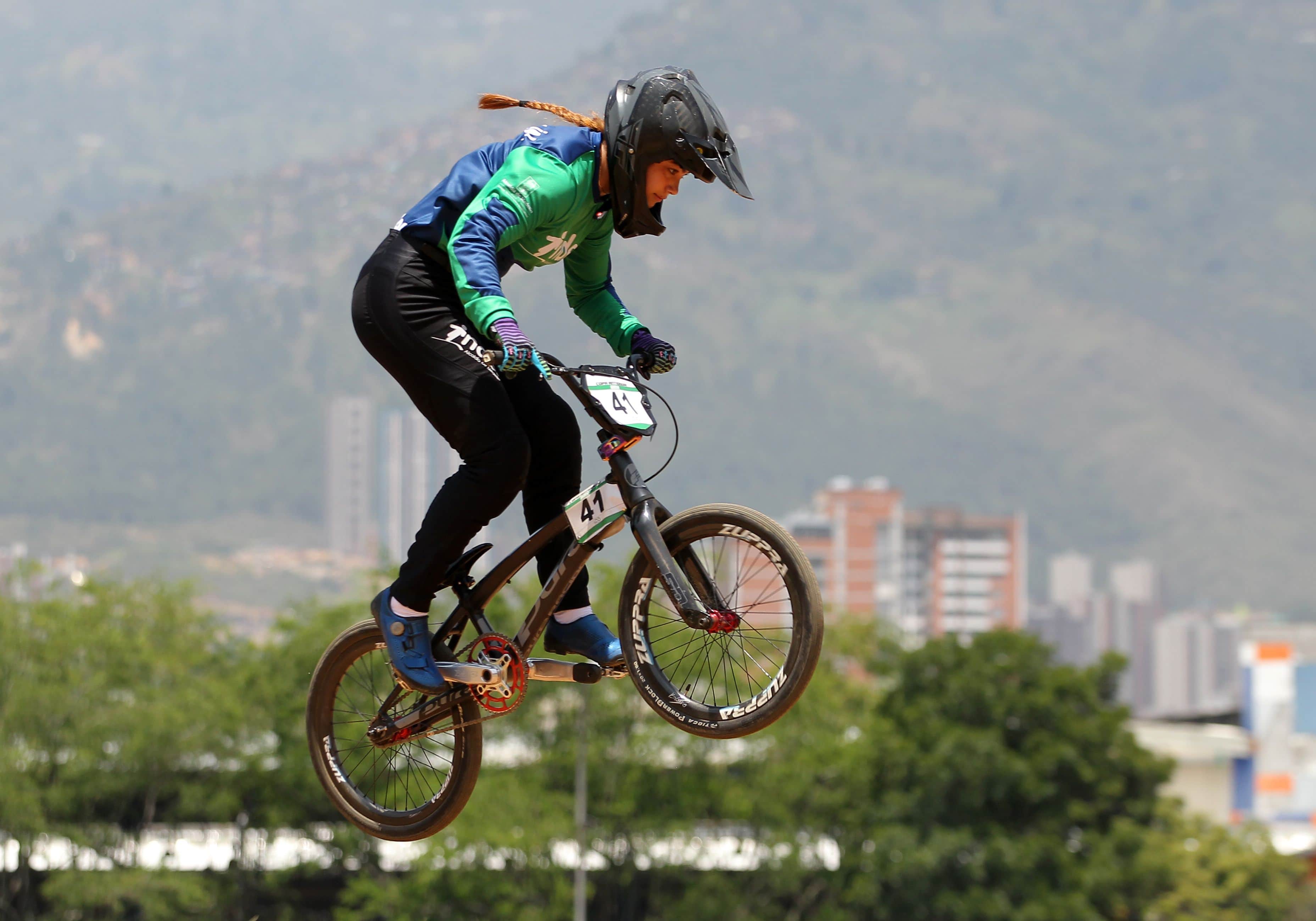 Deportista del Inder practicando BMX