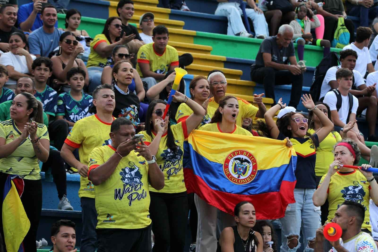 Fotografía de personas apoyando con barra a la selección colombia de los Panamericanos Junior de Natación