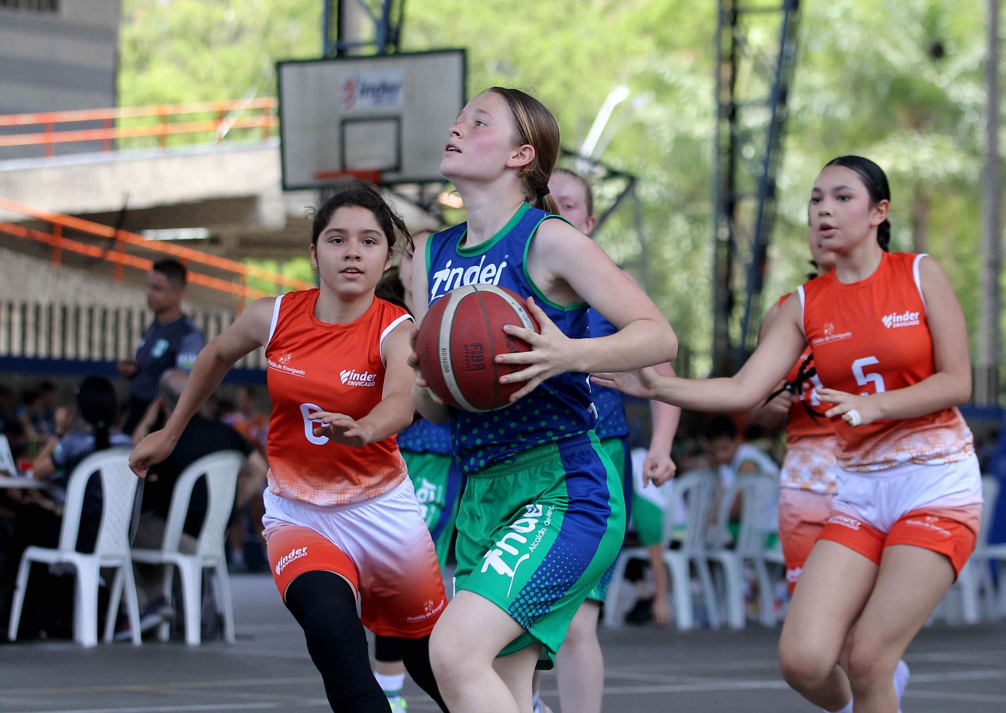 Deportistas compitiendo en baloncesto