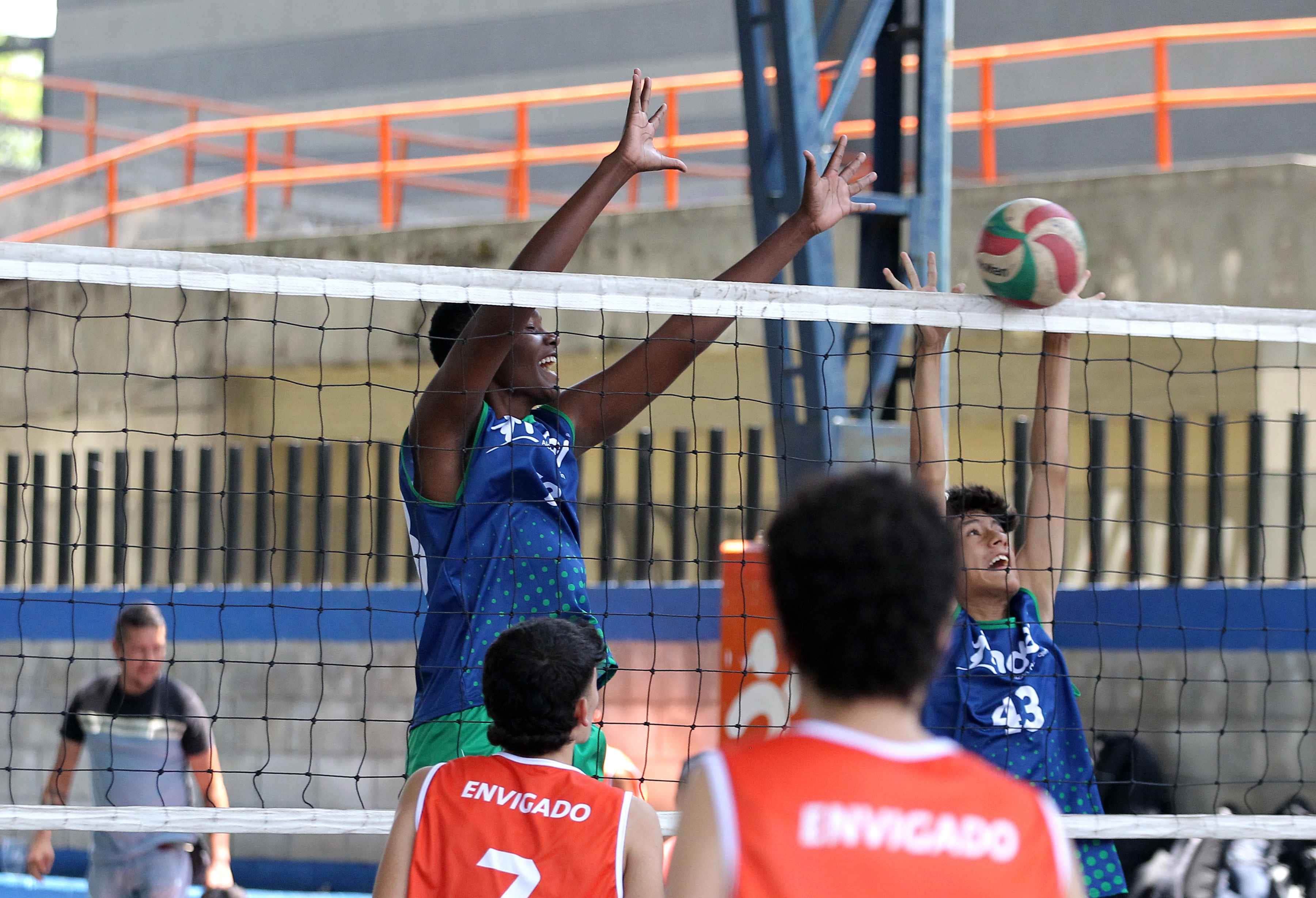 Deportistas compitiendo en voleibol