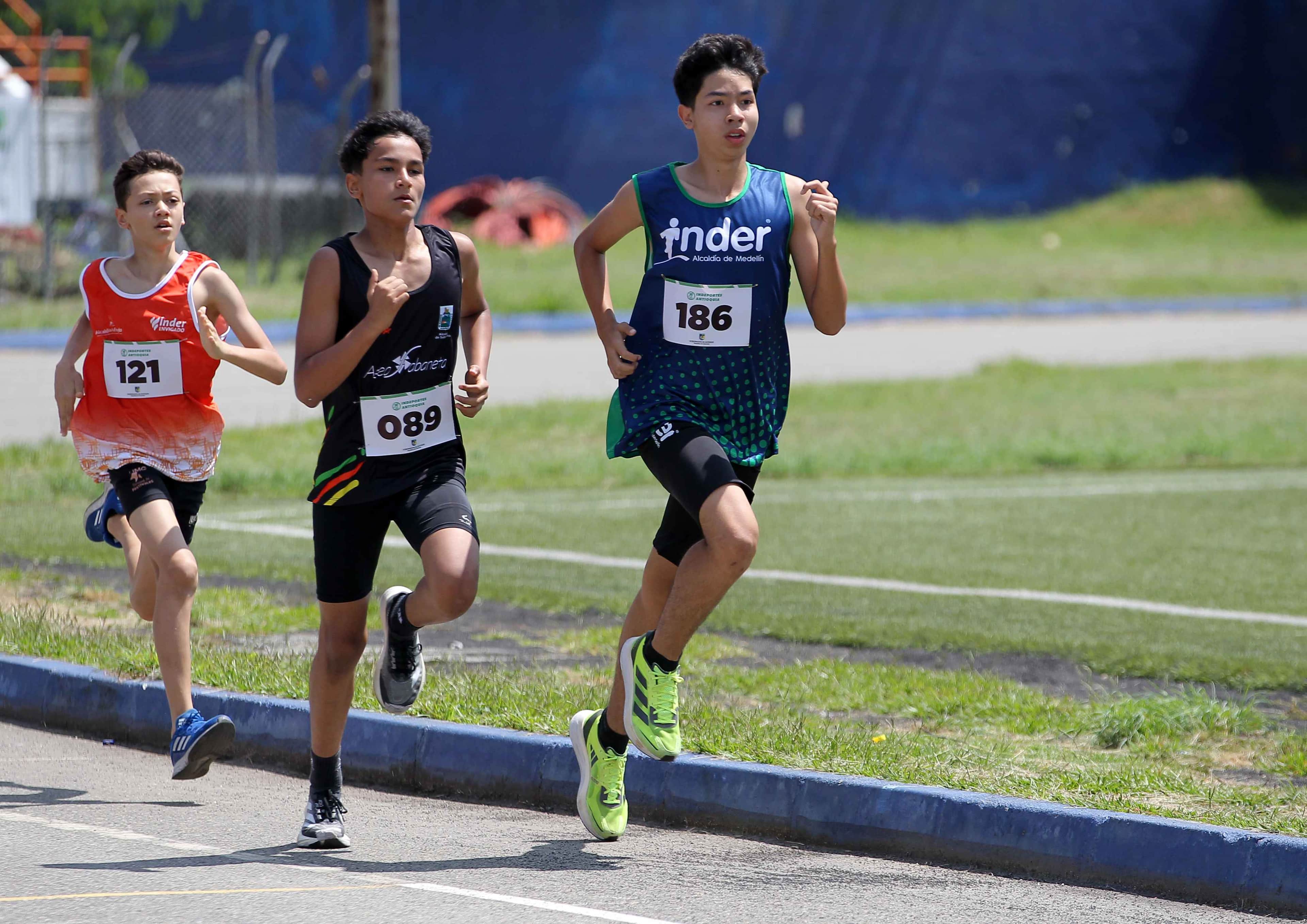 Deportistas compitiendo en atletismo