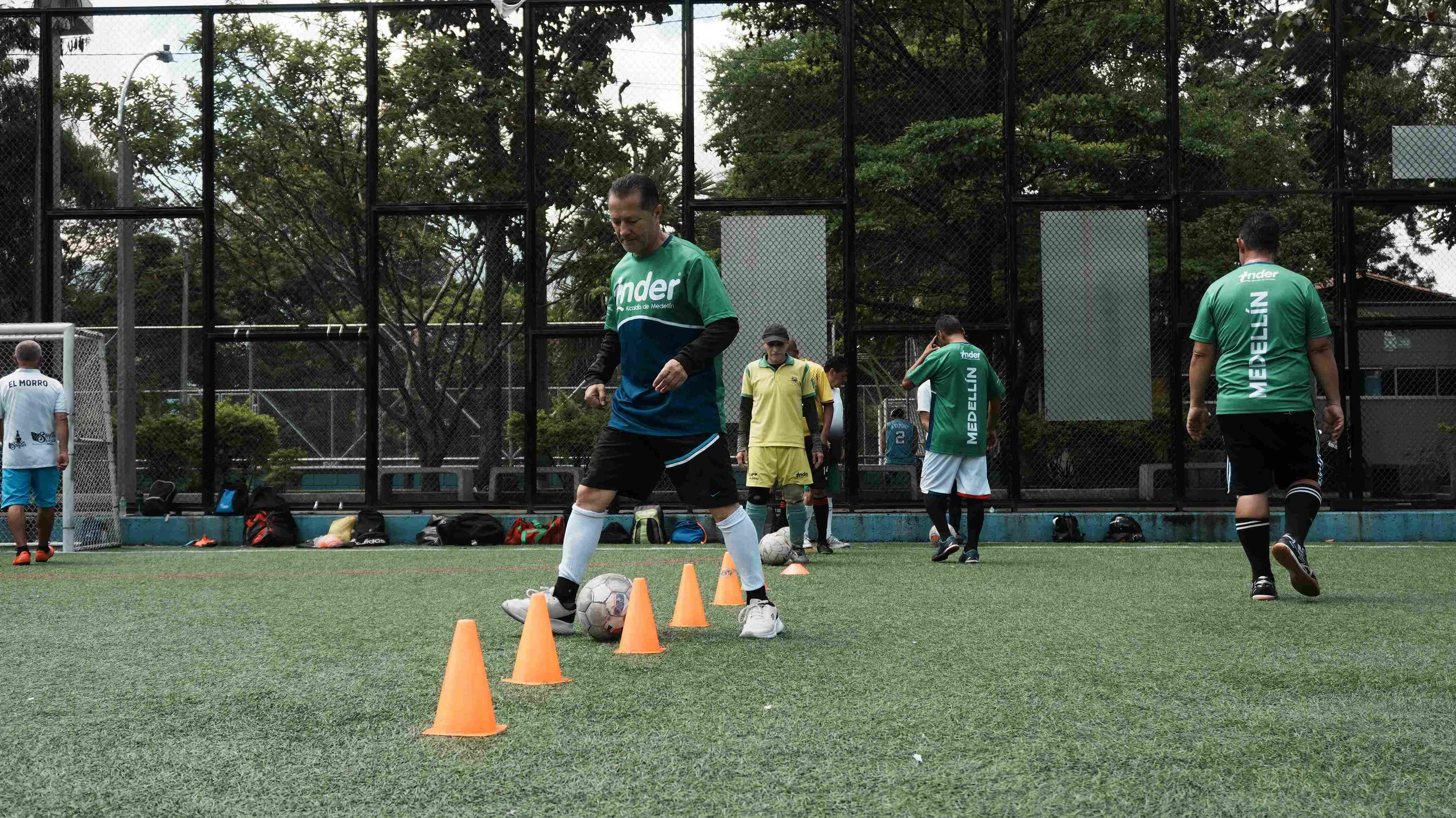 Fotografía de personas entrenando en una cancha sintética