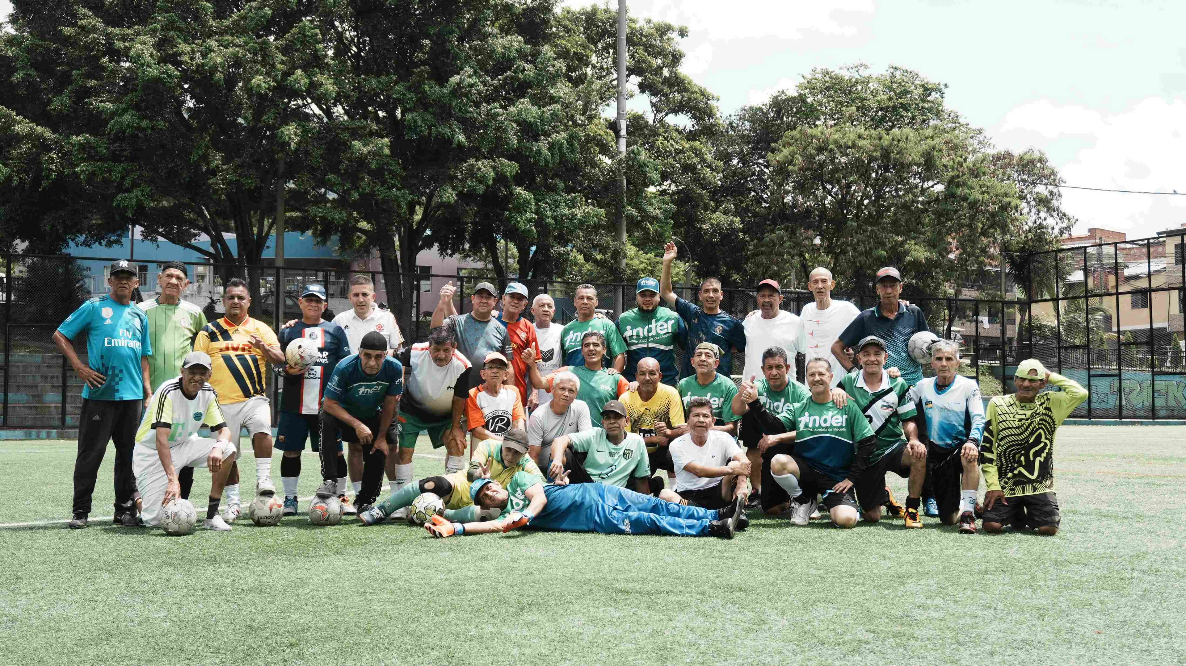 Fotografía de personas en una cancha sintética
