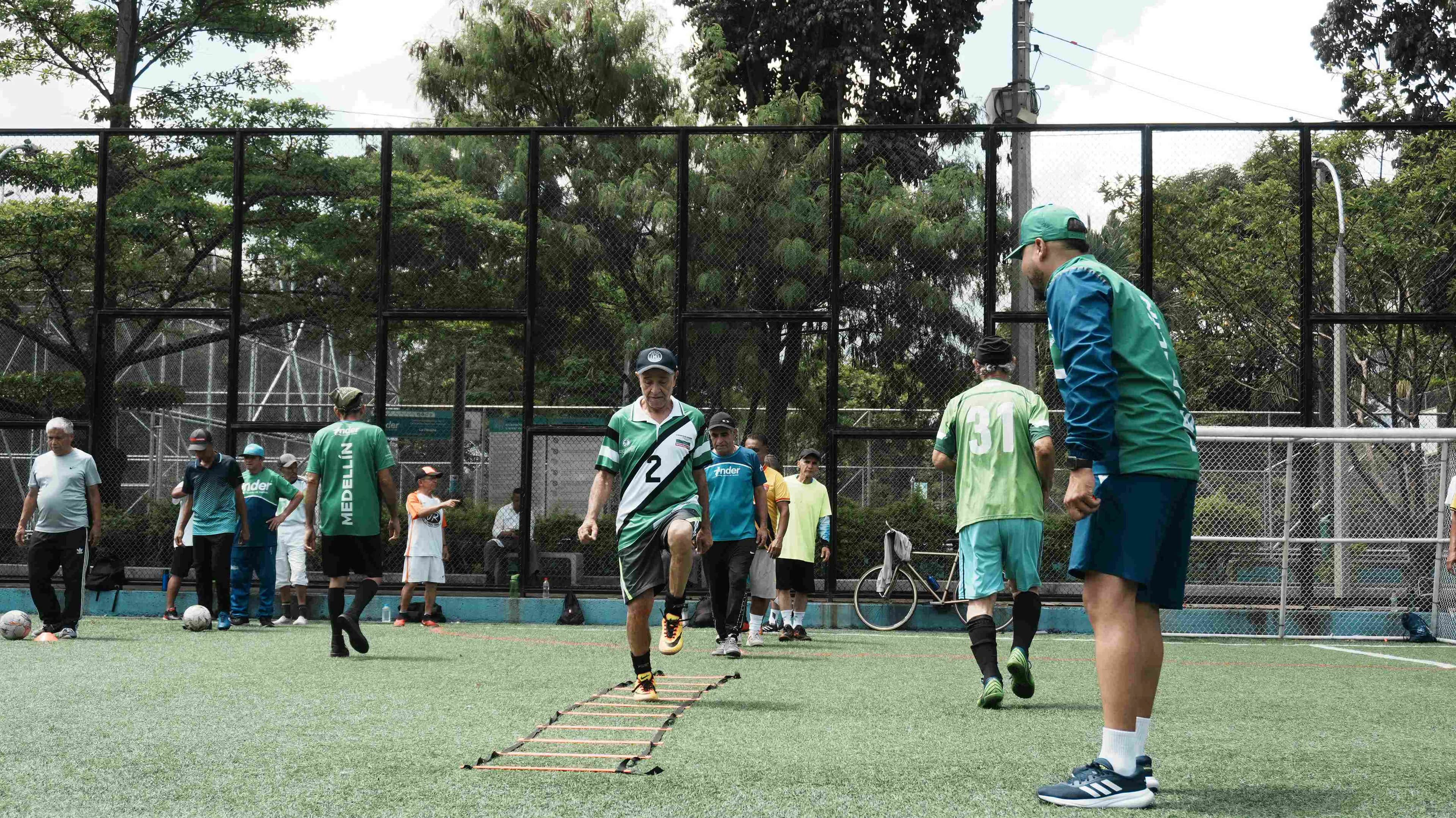 Fotografía de personas entrenando en una cancha sintética