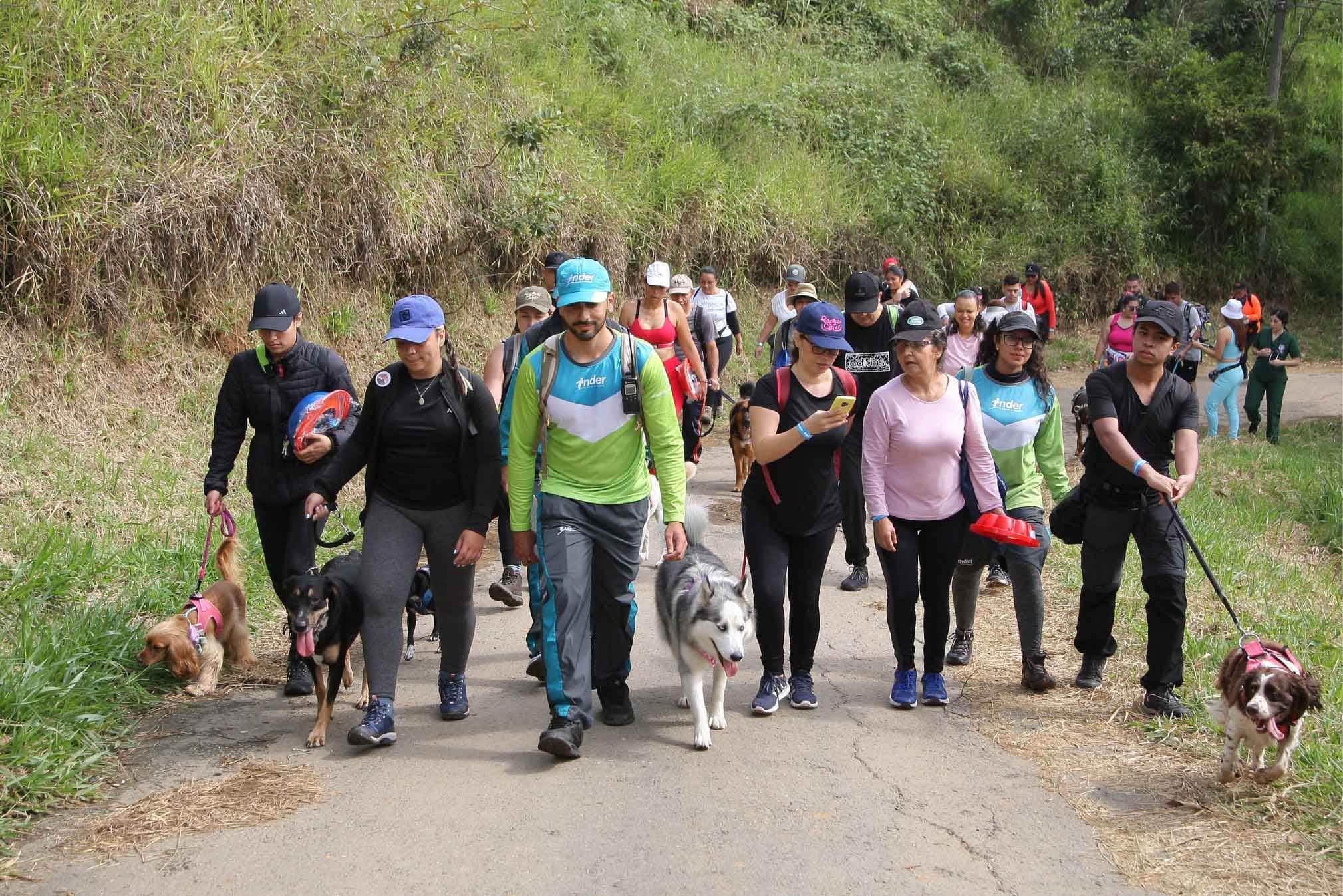Grupo de personas en las caminadas que ofrece el INDER Medellín 