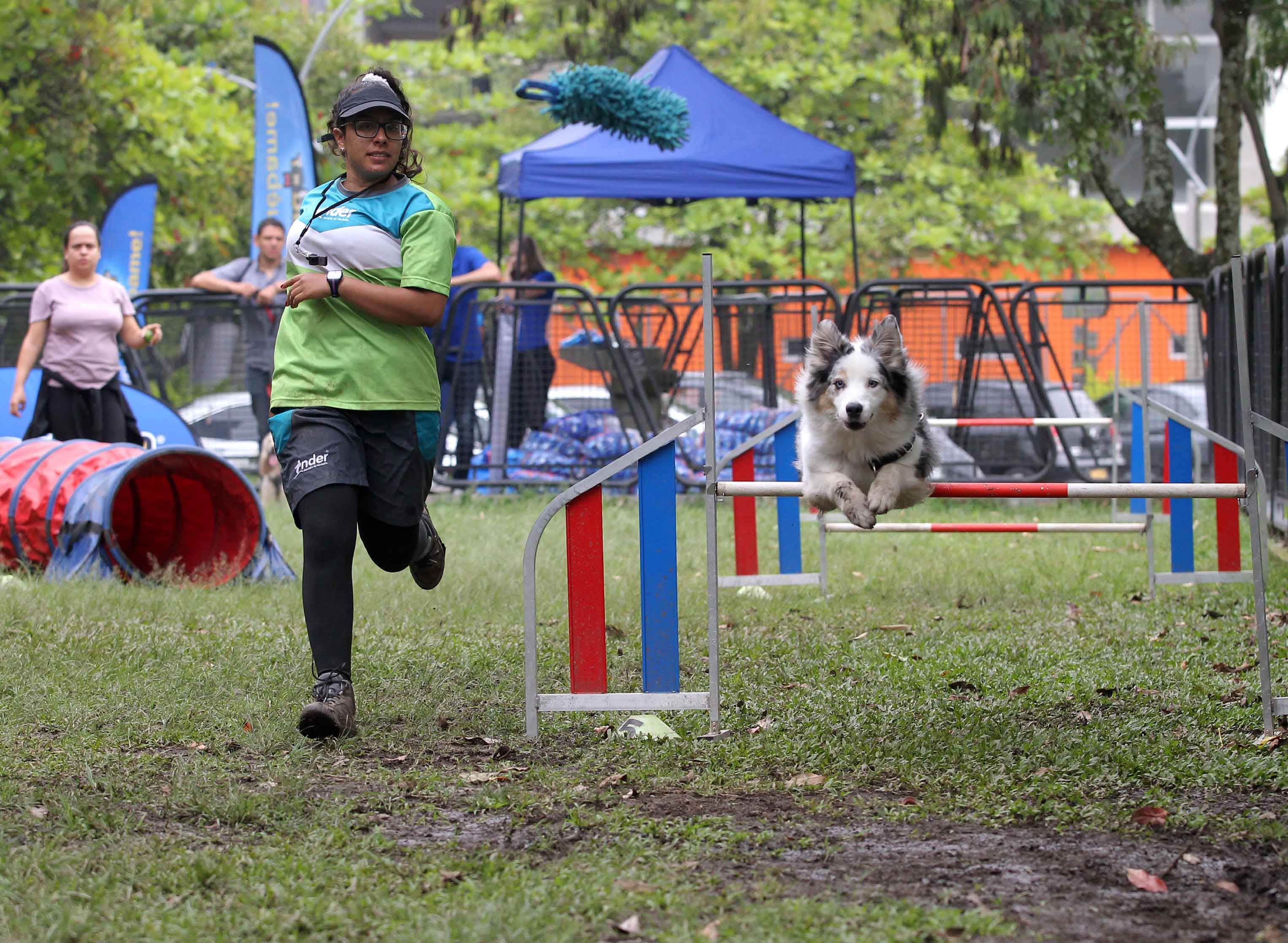 Formadora del INDER con perro en agility