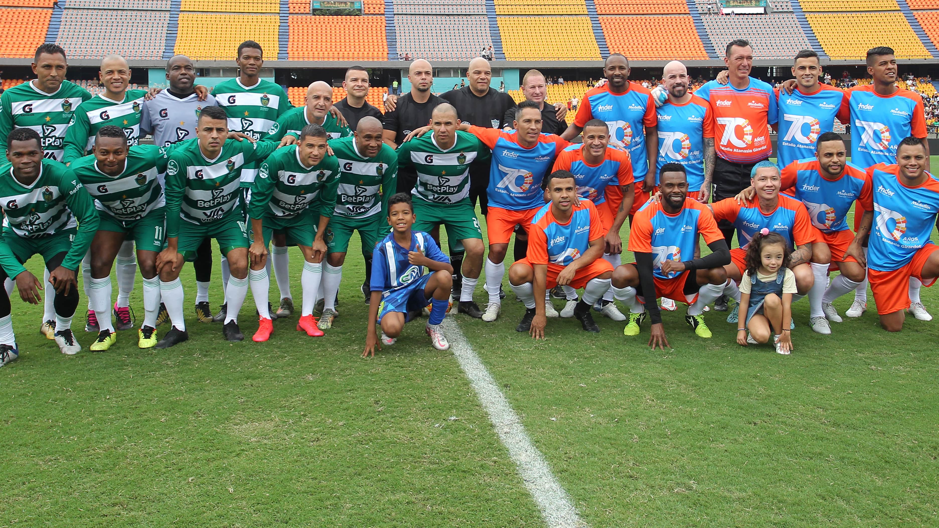 Equipo de fútbol con Blessed celebrando los 30 años INDER