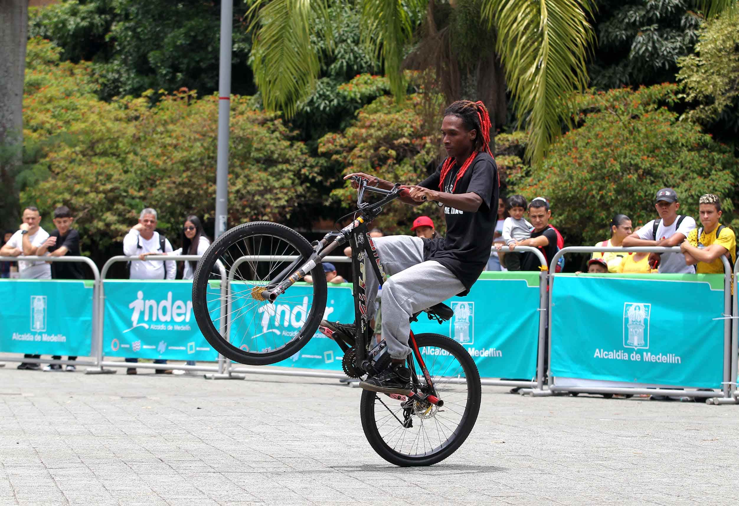 Joven que hace parte de la estrategia de Escuelas de Adrenalina del INDER (BMX freestyle)